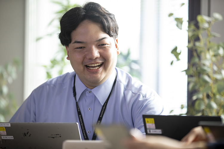 画像: お客さまの拠点に常駐しているエンジニア。高校大学は水球に打ち込んだ