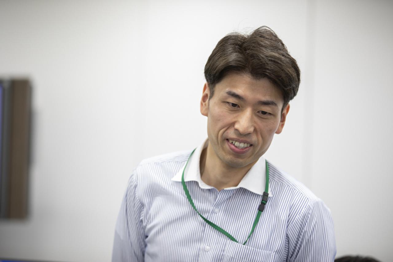 画像2: お客さまがお困りの時、コール受付をする人