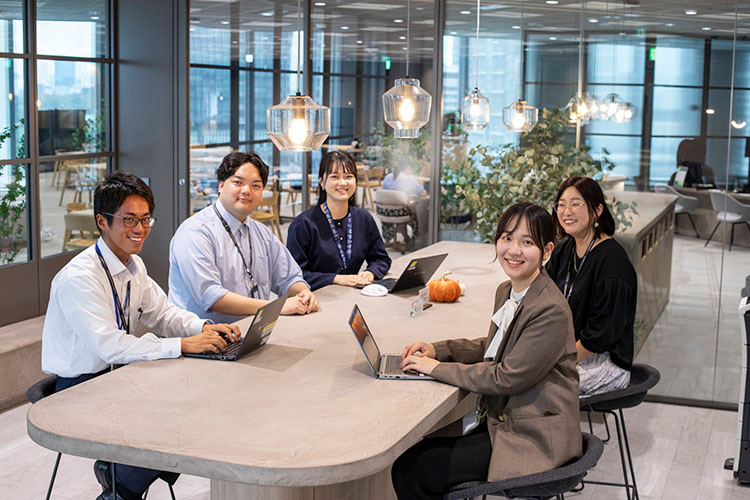 画像8: そばにいる人たち ~笑顔は真剣なまなざしの先にある_2~(2026年6月24日号)