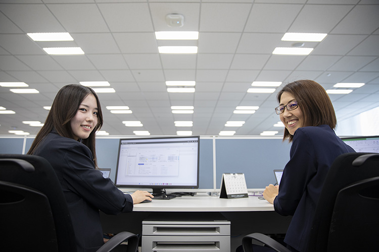 画像: お客さまと作業員をつなぎ、現場をサポートする人たち