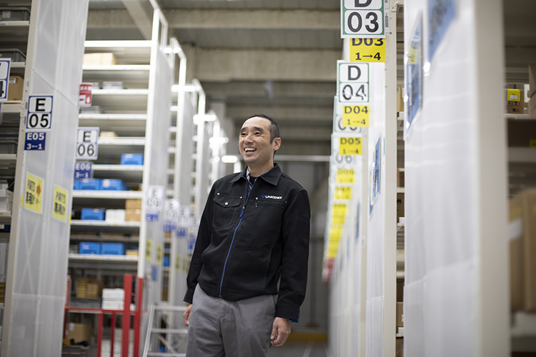 画像: お客さまがお困りの時に、滞りなく保守部品届くように用意する人