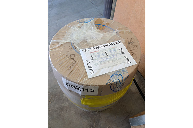 画像: オーク樽はこんな感じで梱包されて運搬されてきます。日本だと段ボールの箱に入ってきそうですが、ヨーロッパのメーカーは梱包が簡素ですね