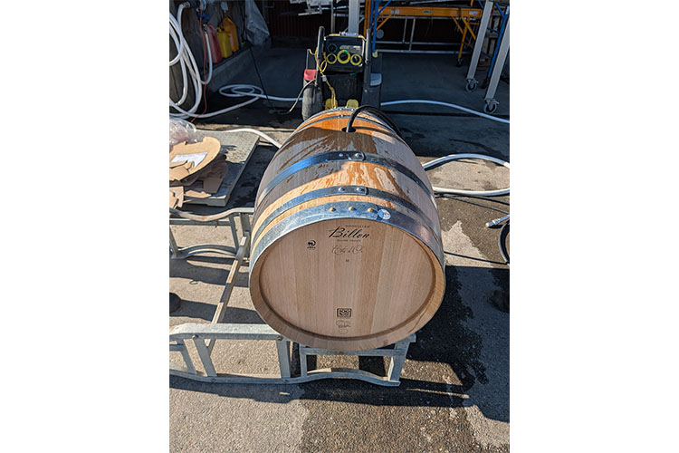 画像: 白ワイン用の樽はすぐに使うため、到着後すぐに洗浄されました。オーク樽の内側はトースト（焦が）してあるのですが、それを流しすぎないように、殺菌して洗い流すのが洗浄の目的です