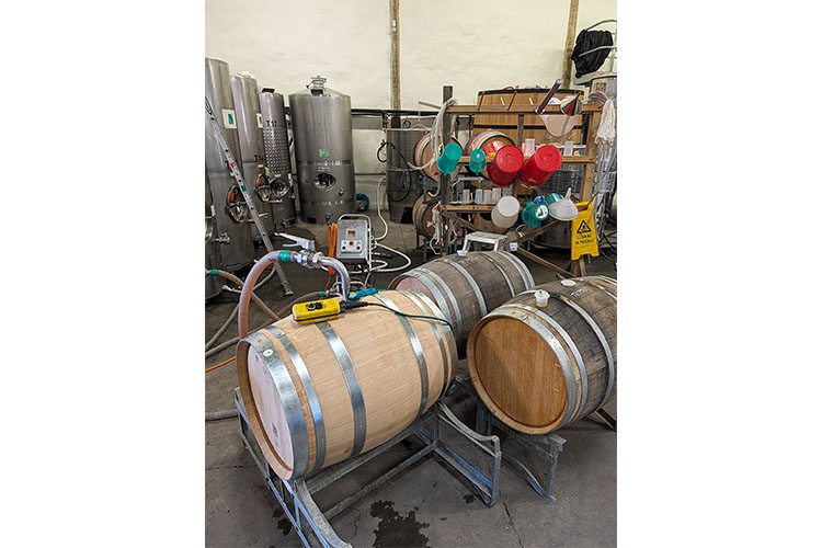 画像: 発酵の準備が終わった果汁を、発酵用のオーク樽に移しているところです。樽で発酵することでワインにクリーミーな厚みと複雑性がもたらされます