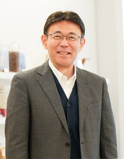 画像: プロフィール 鈴木 養平（すずき ようへい） 1991年 東北薬科大学卒業後、薬日本堂入社。店舗で臨床を経験し店長を経験、その後店舗運営、教育、調剤、広報販促に携わる。札幌に勤務中、TVの漢方コーナーにてレギュラー出演。漢方薬による体質改善の指導・研究にあたる一方で、“漢方をより身近に”と薬日本堂漢方スクールセミナー講師・雑誌・本の監修・商品の開発協力（日本コカ・コーラ社“からだ巡茶”など）で活躍中。情報サイト「漢方ライフ」でのコラム執筆や、外部メディアでの連載執筆なども担当。2025年4月期に放送されたNHK連続ドラマ『しあわせは食べて寝て待て』の薬膳考証を担当した。著書に『わがまま養生訓』（フォレスト出版）がある。