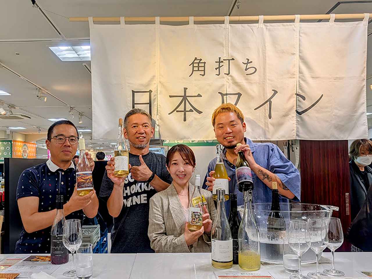 画像: コラム執筆の傍ら、伊勢丹本店のイベントにてワイン生産者の皆さんと。ワイナリー立ち上げから年々、さまざまな交流の輪が広がってきました