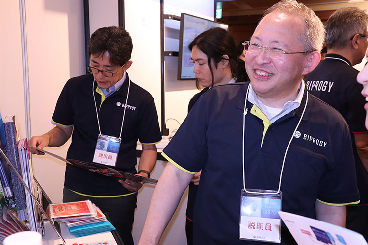 画像: 「大手企業のセキュリティーインシデントをきっかけに、相談数が桁違いに増加しました」と語る担当者。レガシーが温存されがちな製造現場の課題に日々向き合っている