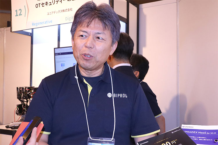 画像: サービス担当者はNaaSの特徴について、お客さまの「Wi-Fiの困り事」をまるごと解決できます。認証エラーやネット接続の遅延などの可視化、通信リトライの有無、ローミングの状態など約150種類の情報を収集し、通信状況をリアルタイムで確認しています」と説明