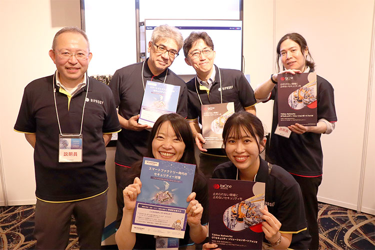画像: OTセキュリティーの担当者たち。「いずれのケースでも、既存の設備や業務オペレーションを生かし、導入負荷を抑えるようなご提案が可能です。ぜひご相談ください！」と声をそろえる。手前のOT女子たちは、「私たちがどこへでもご説明に行き、丁寧に対応します」と満面の笑顔