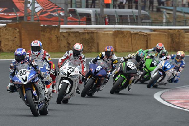 画像: #65 Chalermpol POLAMAI takes lead at the beginning of re-start but falls down 2 laps before finish www.mfj.or.jp