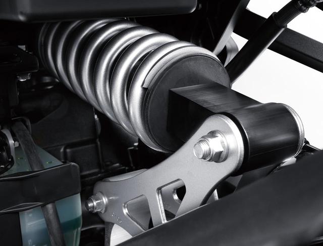画像: Seat height is lowered to 815mm with new rear suspension link. www.autoby.jp