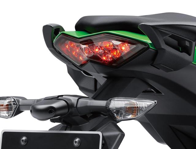 画像: Red LED bulbs and smoke lens tail light. www.autoby.jp