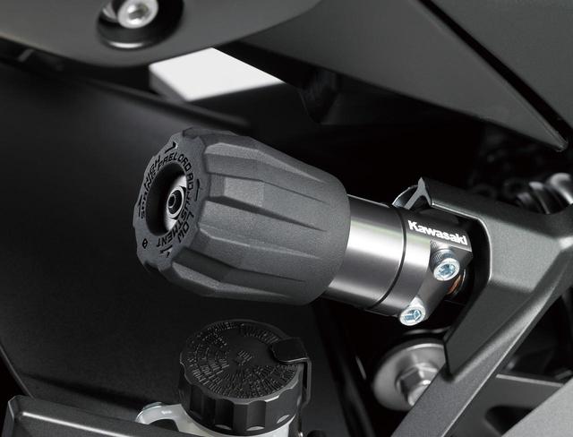画像: Rebound and preload adjustable rear suspension. Easy setting with separate preload adjuster. www.autoby.jp