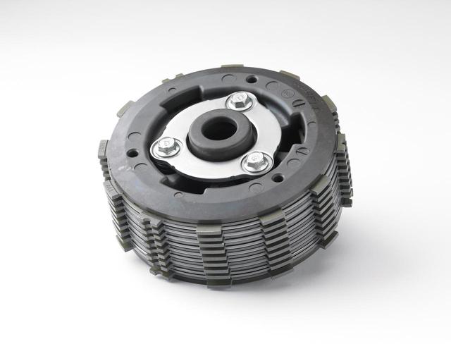 画像: Developed from racing experience, new Assist&Slipper clutch supports rider with lighter clutch maneuver and avoids rear tire from hopping under strong engine brake. www.autoby.jp