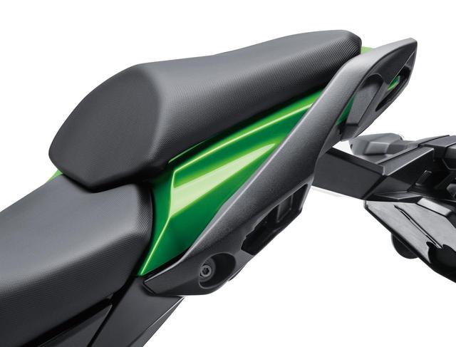 画像: New ergonomic grab bar is easier to hold and is designed to be used with pannier cases as well. www.autoby.jp