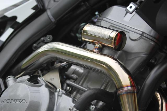 画像: The tube on top of pipe "POWER BOX" enriches torque output www.autoby.jp