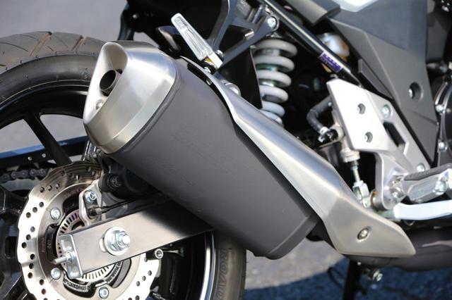 画像: 2 in 1 exhaust has different length to maximize high rpm power and low rpm torque output. www.autoby.jp