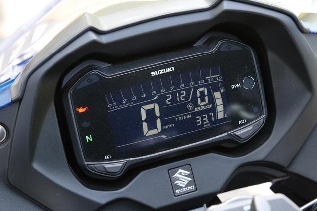 画像: Compact but high tech meter panel display even with Gear position, Average Fuel consumption, and oil change indicator. www.autoby.jp