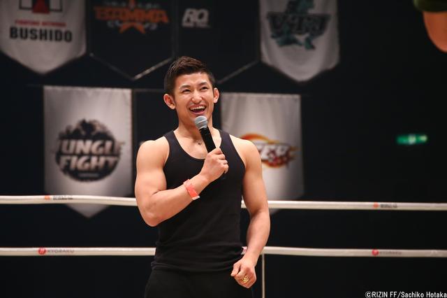 画像2: 「次回大会に出場予定の2選手」とアナウンスされ、青木真也、才賀紀左衛門がリングに登場した。以下、両選手のコメント。