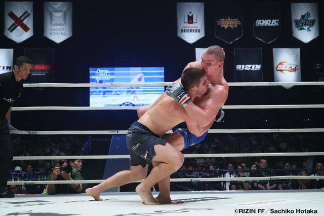 画像2: 第6試合 RIZIN トーナメントルール 5分 2R
カール・アルブレックソンvsワレンティン・モルダフスキー
Cygames presents RIZIN FIGHTING WORLD GP 2016 無差別級トーナメント 開幕戦