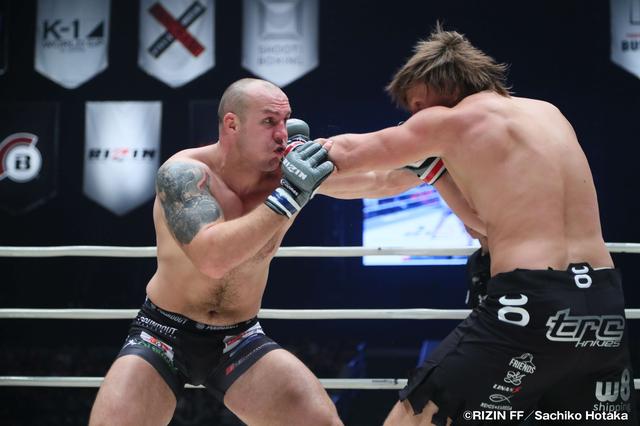 画像2: 第4試合 RIZIN トーナメントルール 5分 2R
テオドラス・オークストリスvsシモン・バヨル
Cygames presents RIZIN FIGHTING WORLD GP 2016 無差別級トーナメント 開幕戦