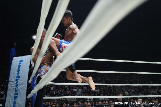 画像6: 第8試合 RIZIN MMAルール:1R10分 2R5分 62.0kg契約
才賀紀左衛門vs山本アーセン
Cygames presents RIZIN FIGHTING WORLD GP 2016 無差別級トーナメント 開幕戦