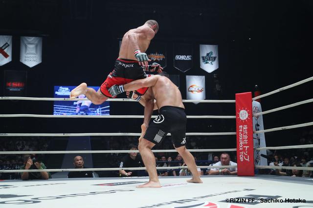 画像4: 第7試合 RIZIN トーナメントルール 5分 2R
イリー・プロハースカvsマーク・タニオス
Cygames presents RIZIN FIGHTING WORLD GP 2016 無差別級トーナメント 開幕戦