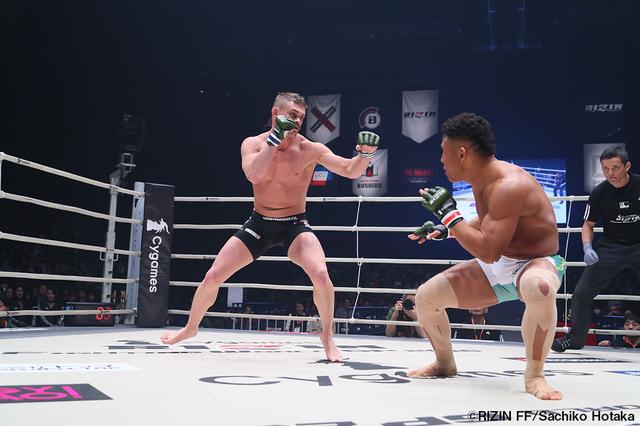 画像1: 第1試合:北岡悟 vs. ダロン・クルックシャンク(試合結果詳細)
Cygames presents RIZIN FIGHTING WORLD GP 2016 無差別級トーナメント 2nd ROUND