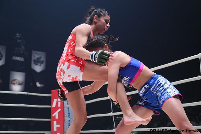 画像2: 第3試合 浅倉カンナ vs. アリーシャ・ガルシア(試合結果詳細)
Cygames presents RIZIN FIGHTING WORLD GP 2016 無差別級トーナメント 2nd ROUND