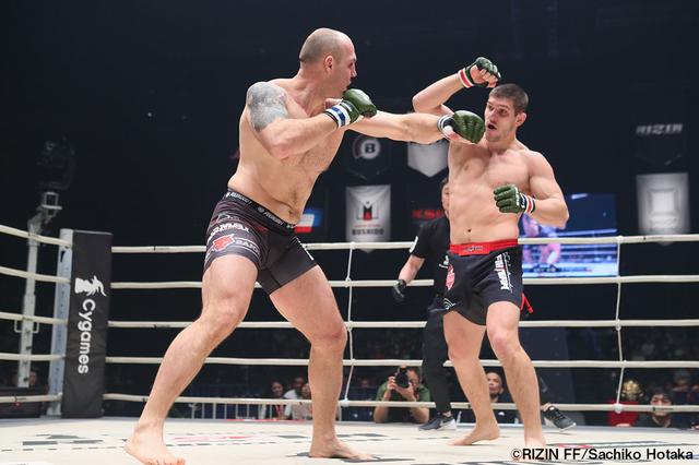 画像1: 第10試合 ワレンティン・モルダフスキー vs. シモン・バヨル(試合結果詳細)
Cygames presents RIZIN FIGHTING WORLD GP 2016 無差別級トーナメント 2nd ROUND