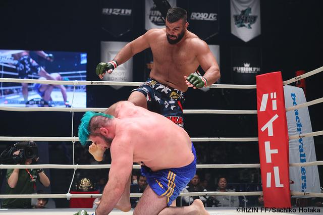 画像2: 第11試合 アミール・アリアックバリ vs. ヒース・ヒーリング(試合結果詳細)
Cygames presents RIZIN FIGHTING WORLD GP 2016 無差別級トーナメント 2nd ROUND
