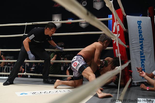 画像4: 第6試合 才賀紀左衛門 vs. ディラン・ウエスト(試合結果詳細)Cygames presents RIZIN FIGHTING WORLD GP 2016 無差別級トーナメント Final ROUND