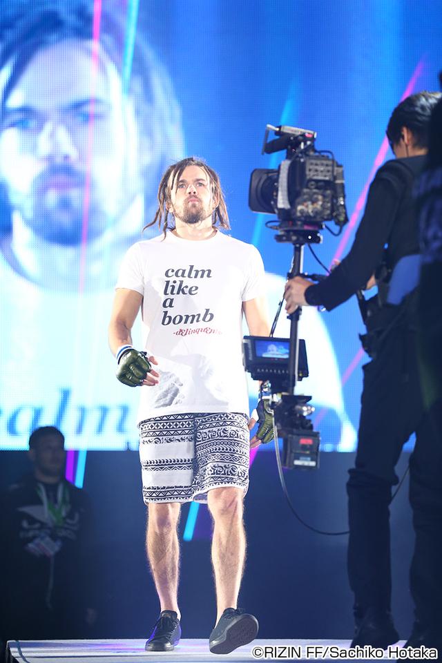 画像1: 第6試合 才賀紀左衛門 vs. ディラン・ウエスト(試合結果詳細)Cygames presents RIZIN FIGHTING WORLD GP 2016 無差別級トーナメント Final ROUND
