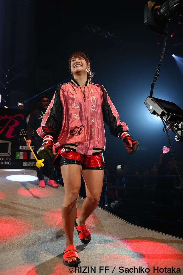 画像2: 第8試合 RENA vs. ハンナ・タイソン(試合結果詳細)Cygames presents RIZIN FIGHTING WORLD GP 2016 無差別級トーナメント Final ROUND