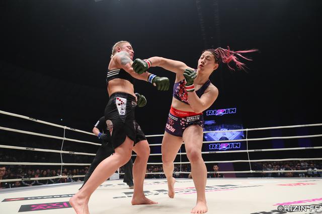 画像1: ウワサのKINGレイナがついにRIZIN登場! 昨年大晦日の堀田祐美子vsギャビ・ガルシア戦後にいきなりリングインし、ギャビとの対戦をぶち上げたジャジー・ガーベルトと対戦する。