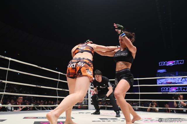画像1: 女子格闘技の黎明期、そしてSMACK GIRLの代表選手だった石岡沙織がDEEP JEWELSでの活躍と実績をひっさげてRIZIN初参戦。スイスのストライカー、ベスターレ・キシャーを迎え撃つ。