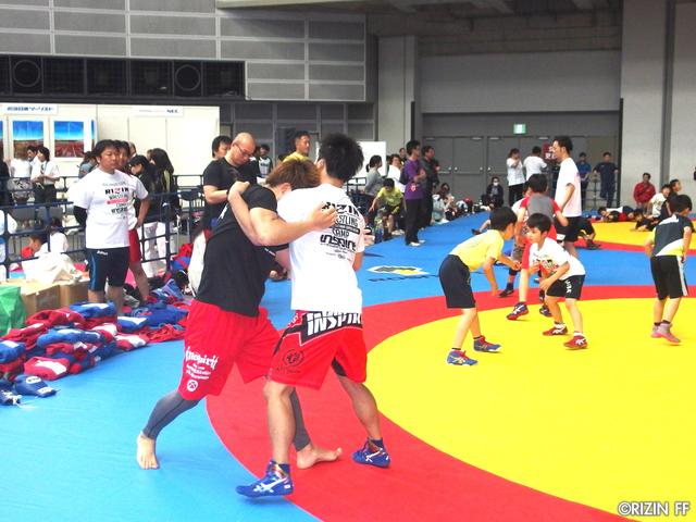 画像12: リオ五輪銀メダリストの太田忍が200人のちびっこたちにレスリングを指導!第2回RIZINレスリングキャンプ大盛況!!