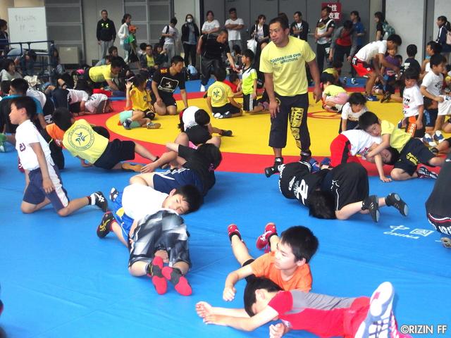 画像6: リオ五輪銀メダリストの太田忍が200人のちびっこたちにレスリングを指導!第2回RIZINレスリングキャンプ大盛況!!