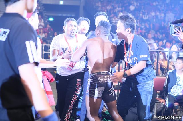 画像2: 左ハイ一閃! マネル・ケイプがアーセンを秒殺!!