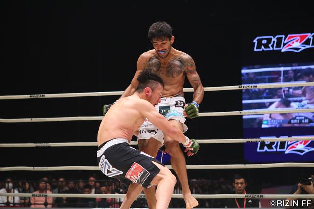 画像2: 無敗のガブリエル・オリベイラ、川尻を戦慄のヒザ葬!!