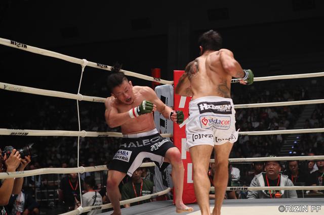 画像1: 無敗のガブリエル・オリベイラ、川尻を戦慄のヒザ葬!!