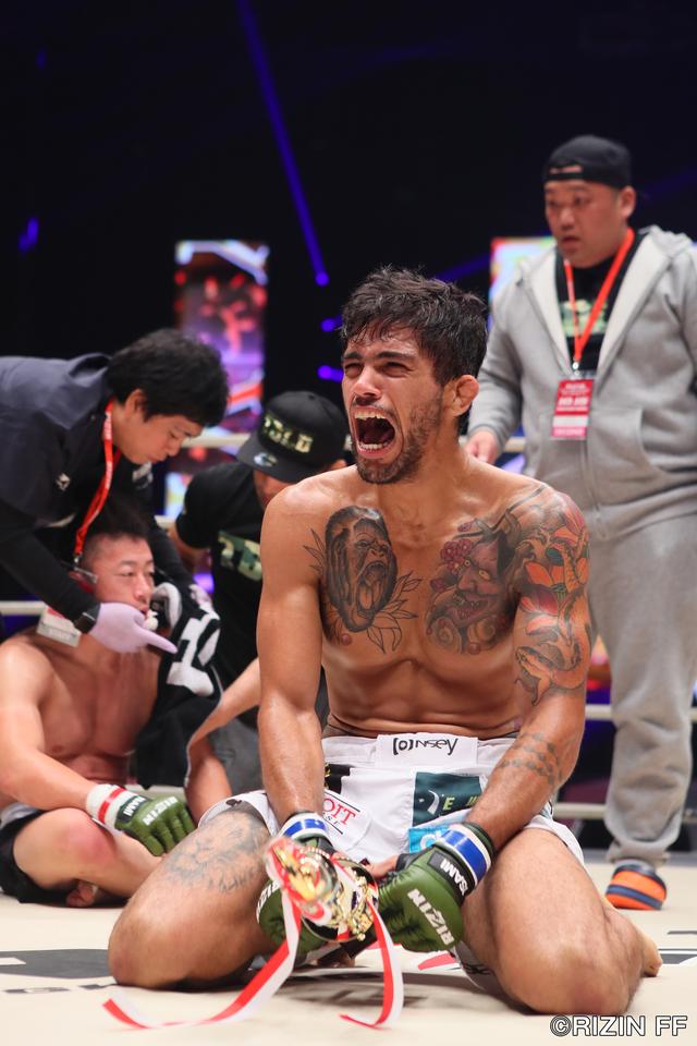 画像3: 無敗のガブリエル・オリベイラ、川尻を戦慄のヒザ葬!!