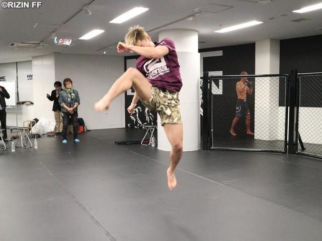 画像1: 「あれ(トリトラトプス拳)を試合中にやるのは良くない(苦笑)。強そうには見えるんだけど、疲れるだろ?」(板垣) 「疲れますね(笑)」(那須川)