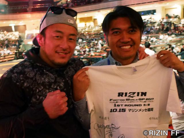 画像: 川尻選手のサイン入りTシャツをゲット!