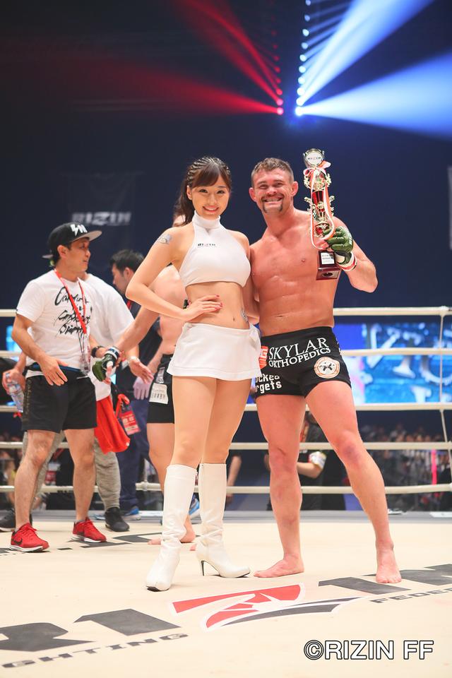 画像7: 松本を襲った戦慄の左ハイキック! クルックシャンクが一撃KO勝ち!!