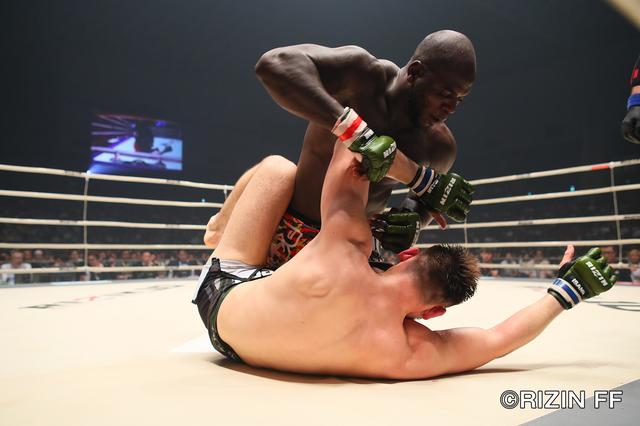 画像6: ヘビー級ならではの激しい殴り合いも 両者決め手と極めに欠き、判定決着!
