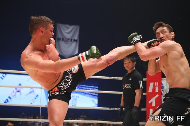 画像5: 松本を襲った戦慄の左ハイキック! クルックシャンクが一撃KO勝ち!!
