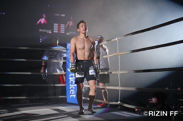 画像2: 松本を襲った戦慄の左ハイキック! クルックシャンクが一撃KO勝ち!!