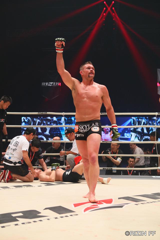 画像6: 松本を襲った戦慄の左ハイキック! クルックシャンクが一撃KO勝ち!!