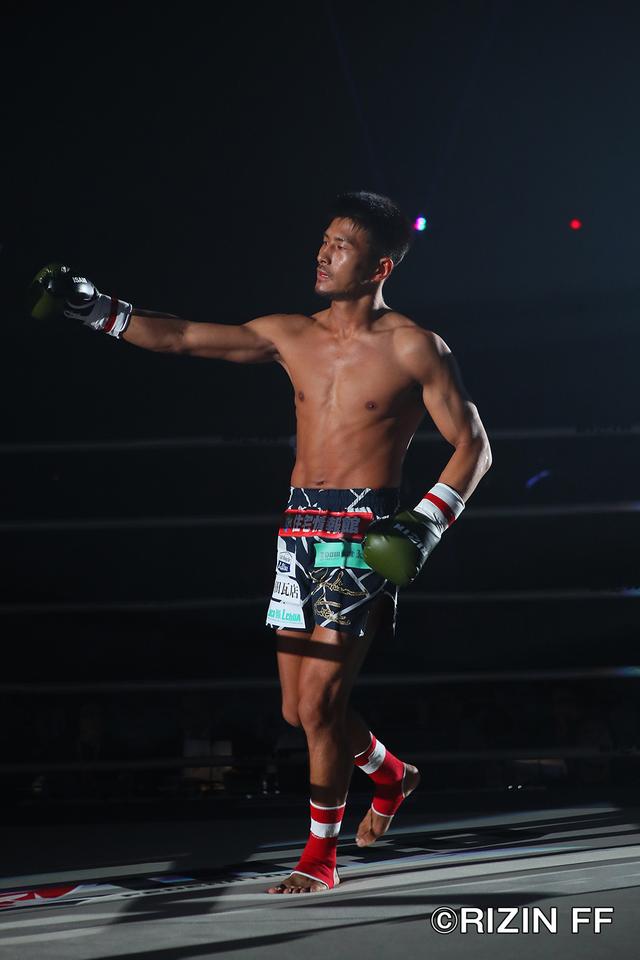 画像1: ついに『RIZIN.10』開幕! オープニングから激しい打ち合い!!